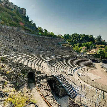 Cosylocation - Vue Theatre Antique/jardin De Cybele
